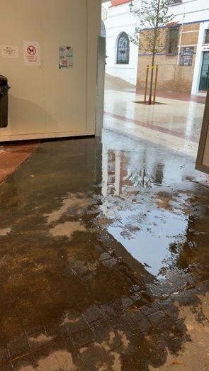 Vox vuelve a demandar soluciones ante la entrada de agua en el mercado de San Sebastián