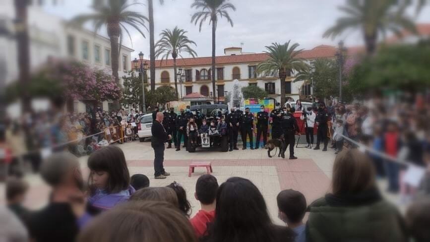 La Policía Local de Lepe realiza una exhibición de perros policías en la localidad