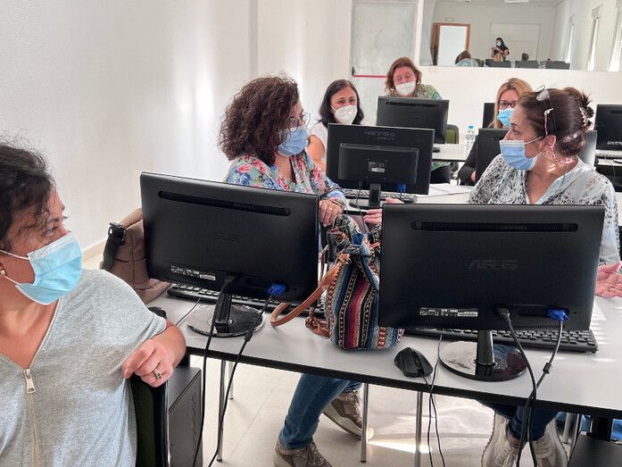 El segundo número de las 'Las Comadres' realza el 'papel esencial' de la mujer rural