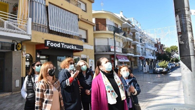 La calle Ancha de Punta acoge una exposición de AECC sobre los avances contra el cáncer