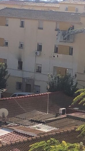 Trasladadas cuatro personas al hospital por un incendio en una vivienda en la capital