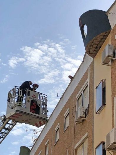 El Ayuntamiento interviene para evitar la caída de la cornisa sujeta con cuerdas en El Torrejón