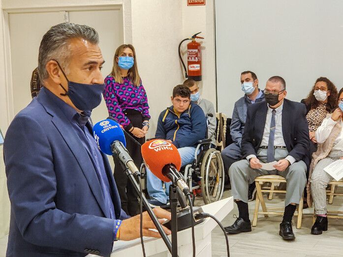 Isla Cristina presenta su tradicional calendario solidario para la defensa de personas con discapacidad