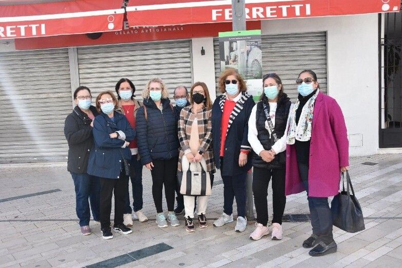 La calle Ancha de Punta acoge una exposición de AECC sobre los avances contra el cáncer