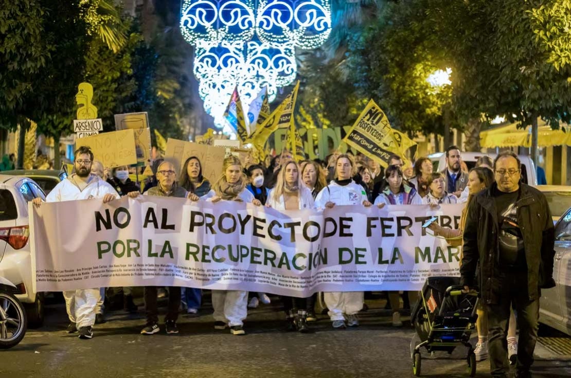 Un millar de onubenses vuelve a echarse a la calle para exigir una marisma sin fosfoyesos