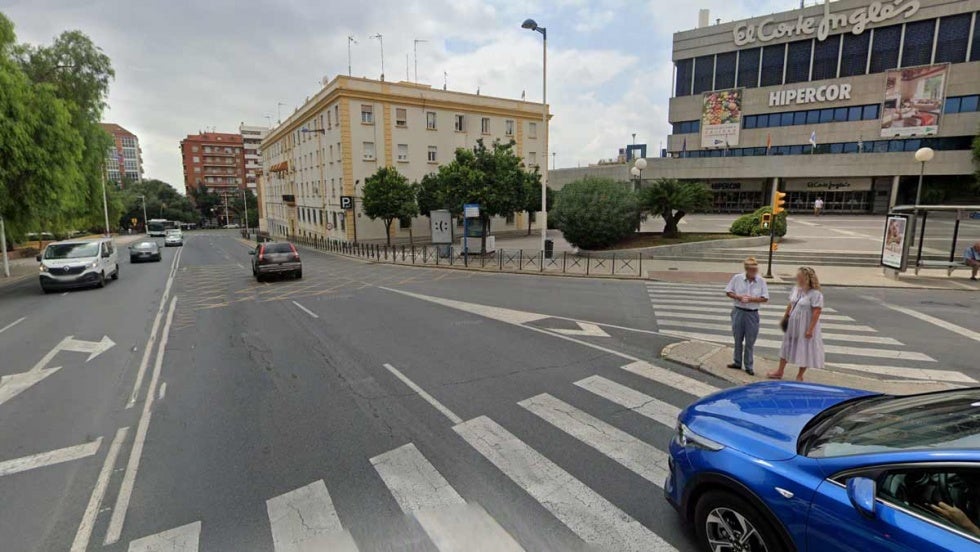 Heridas tres chicas atropelladas por un repartidor en moto en un paso de peatones junto a Hipercor