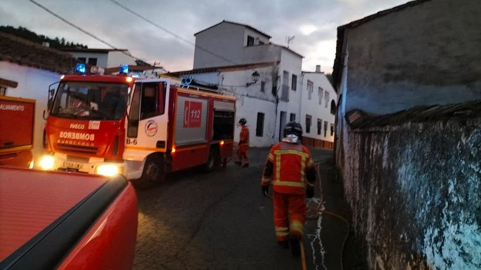 Doble suceso en Jabugo: un herido de moto en un accidente y un incendio de cableado eléctrico