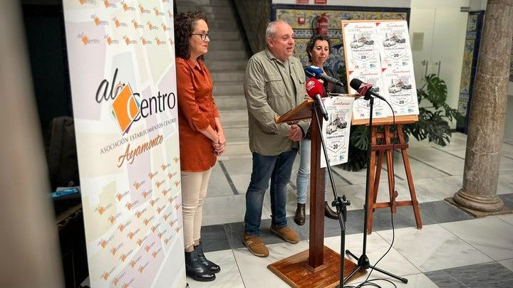 Concentración de coches clásicos en el Paseo de la Ribera de Ayamonte