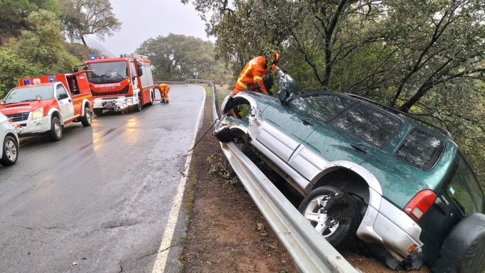 Tres heridos en un accidente en la Sierra al salirse de la vía el vehículo en el que viajaban