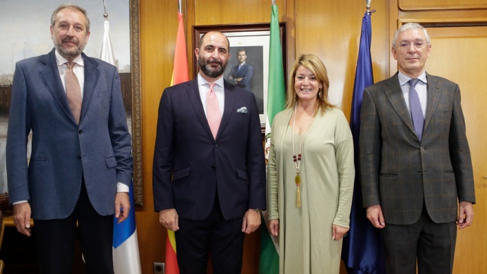 El cónsul honorario de la República de Seychelles en Andalucía visita el Puerto de Huelva