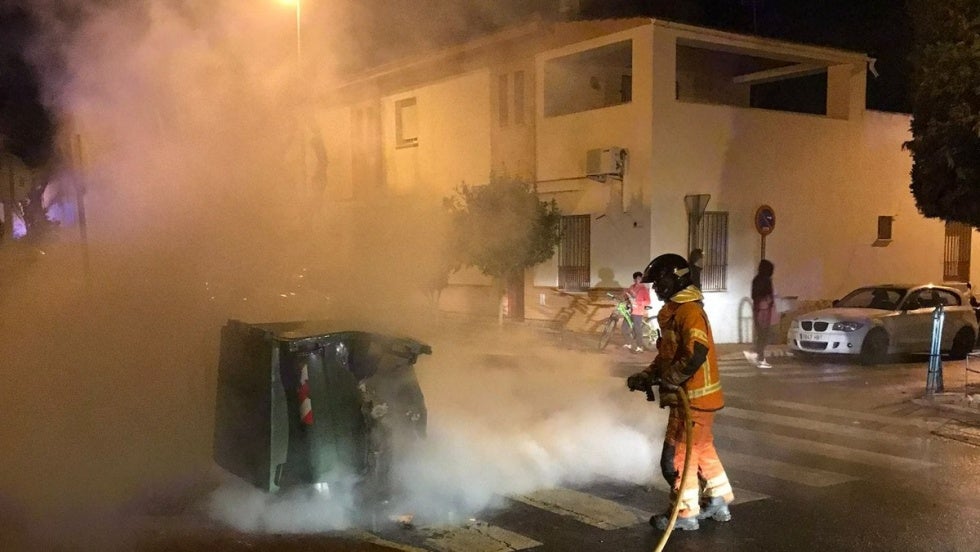 Noche de incendios de contenedores y mobiliario abandonado en San Juan del Puerto