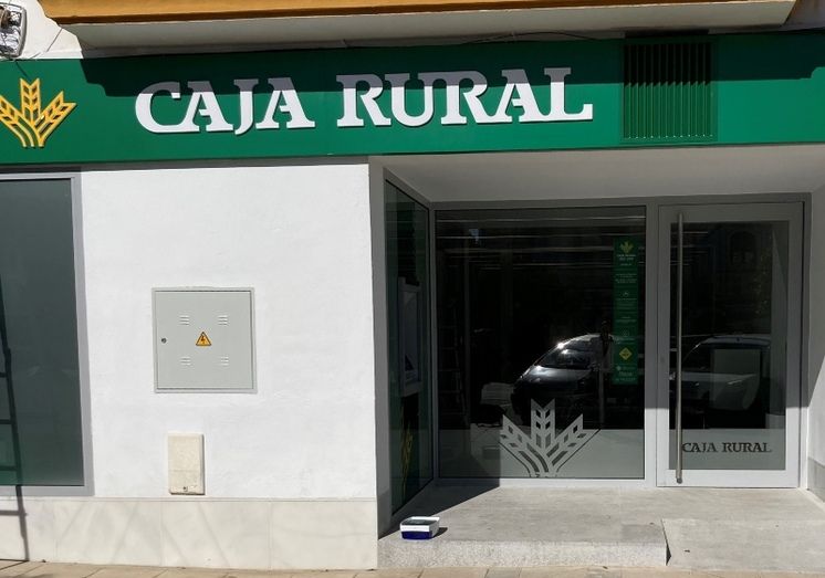 Tres atracadores asaltan la Caja Rural en Adoratrices y se llevan 'un importante' botín