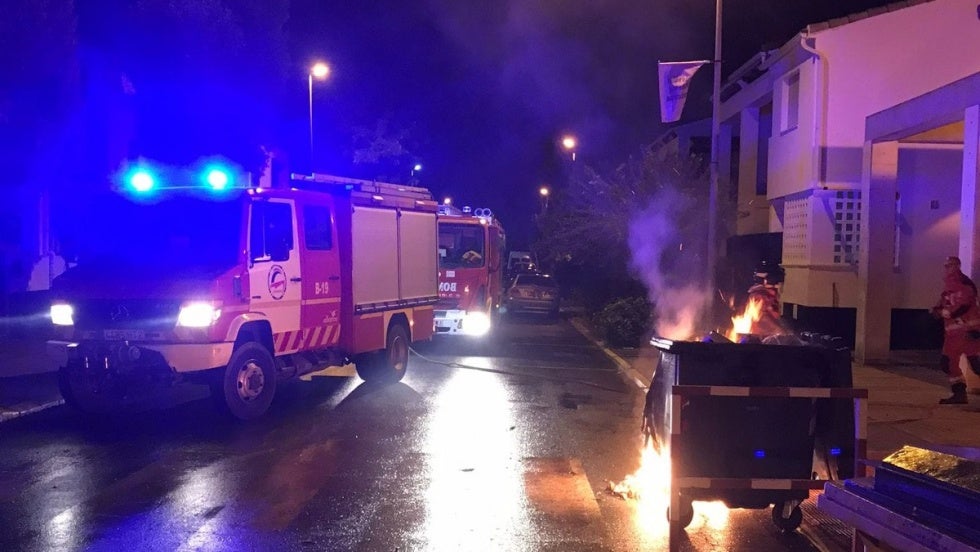 Noche de incendios de contenedores y mobiliario abandonado en San Juan del Puerto