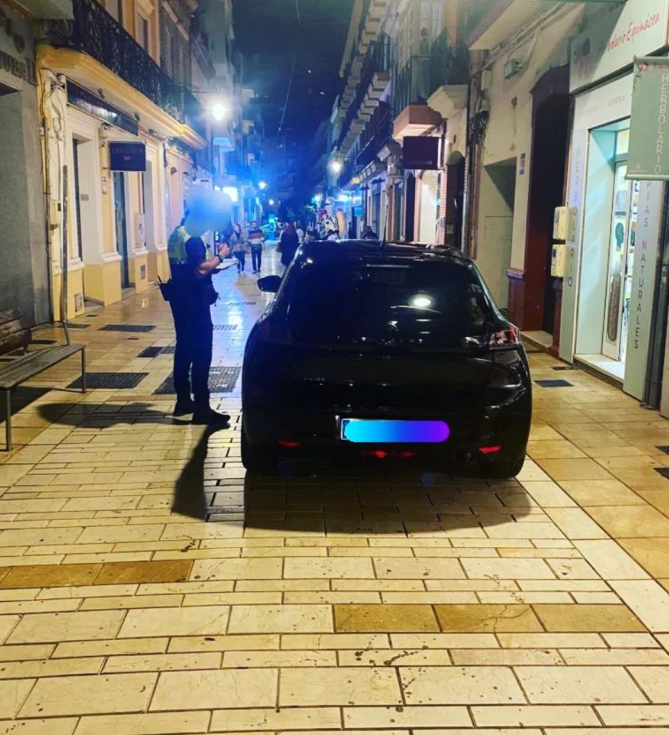 Se mete con el coche en una calle peatonal de Huelva porque se lo dijo el GPS