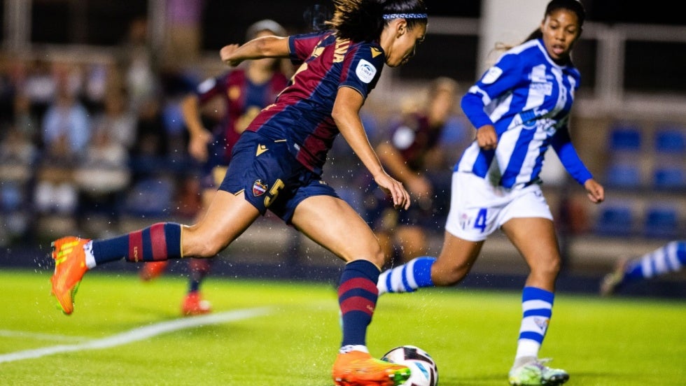 El Sporting Huelva, como un azucarillo ante el Levante (3-0)
