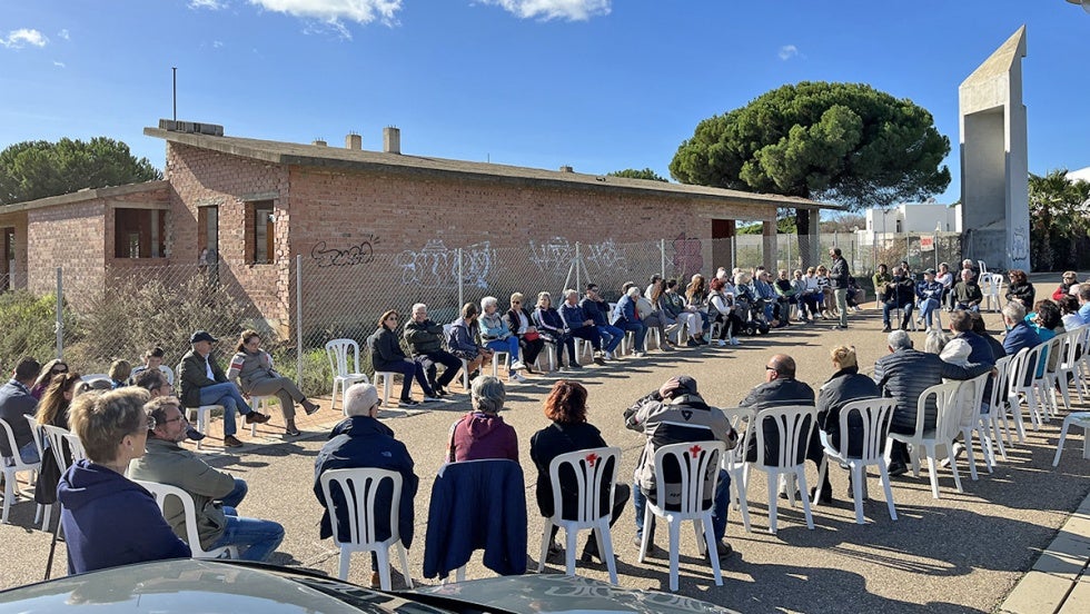 El Portil reivindica con una 'sentada' su Centro de Día de Mayores
