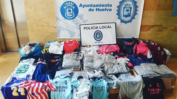Intervienen más de 800 prendas deportivas presuntamente falsificadas en un puesto del mercadillo de Huelva