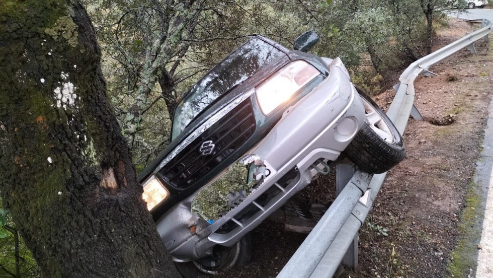 Tres heridos en un accidente en la Sierra al salirse de la vía el vehículo en el que viajaban