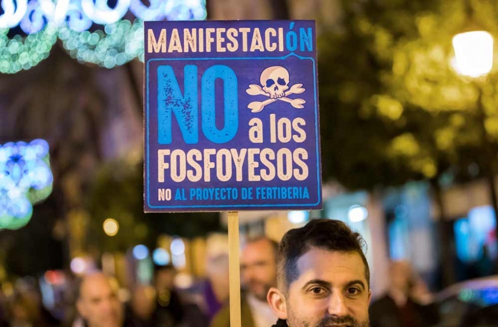 Un millar de onubenses vuelve a echarse a la calle para exigir una marisma sin fosfoyesos