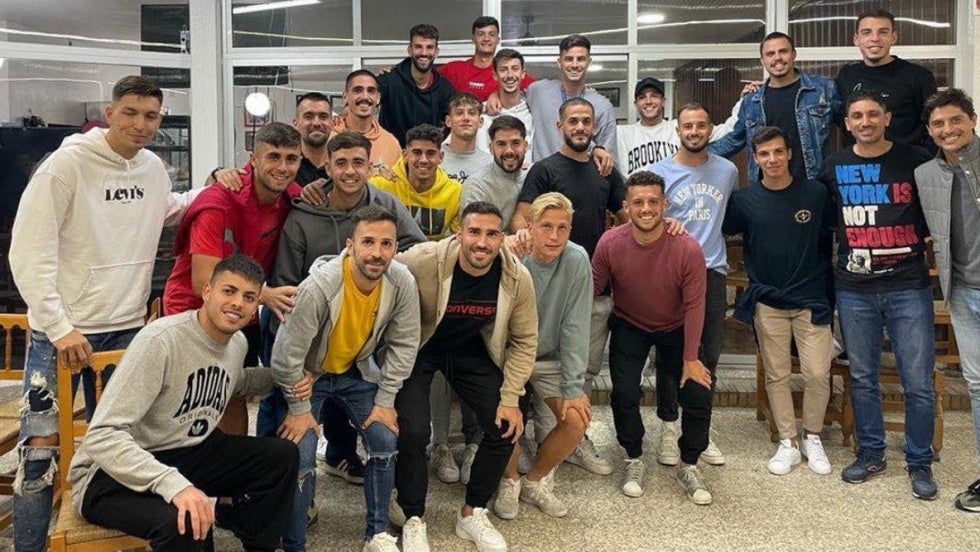 La plantilla del San Roque visita a Jesús Vázquez antes del duelo copero ante el Getafe