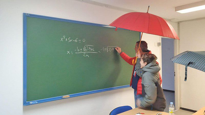 En clase con paraguas