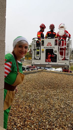 Papá Noel contó con la ayuda de los Bomberos de Huelva en su visita al Hospital Juan Ramón Jiménez