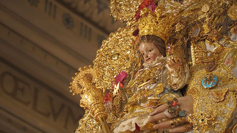 La Virgen del Rocío, con el traje y la corona del Centenario para despedir el año