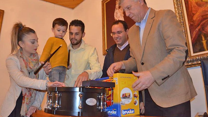 Baquetas y tambor nuevo para Hugo de parte del Ayuntamiento de Palos