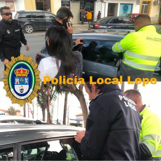 Un agente resulta herido en una mano tras romper el cristal de un vehículo en el que los padres se habían dejado encerrado a su bebé
