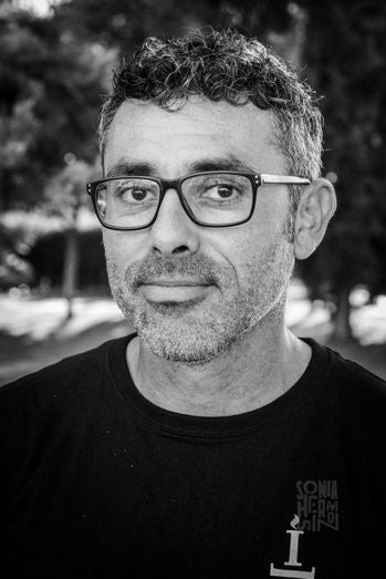 La pionera experiencia de encadenarse dentro de un libro