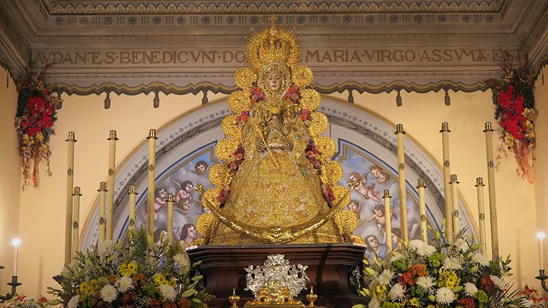 La Virgen del Rocío, con el traje y la corona del Centenario para despedir el año