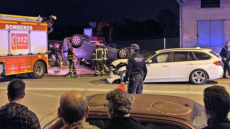 Dos mujeres heridas tras un aparatoso accidente entre dos turismos en la Avenida de Italia