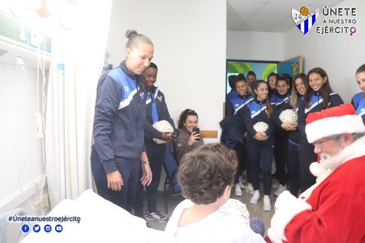 El Sporting Huelva reparte regalos e ilusión entre niños ingresados en el hospital