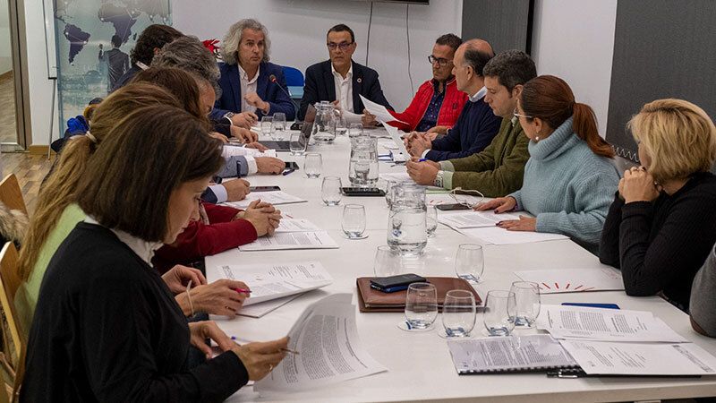 Diputación y el Patronato de Turismo se alían para crear una Comisión de Playas