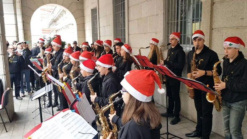 La Joven Orquesta 'Onubasax' se estrena con un concierto callejero en el centro de la capital