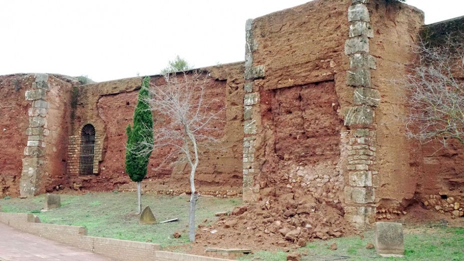 El temporal derriba parte de la Muralla de Niebla