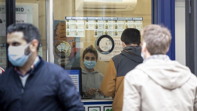 Los onubenses son los andaluces que menos se gastan en el Sorteo de Navidad, con una media de 30,15 euros por habitante