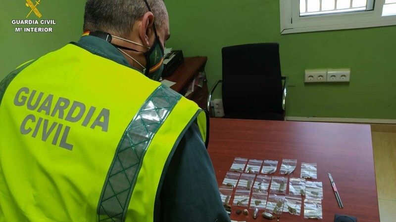 Intenta zafarse de la Guardia Civil escondiéndose en un portal y cuando lo cachean le descubren una gran cantidad de hachís