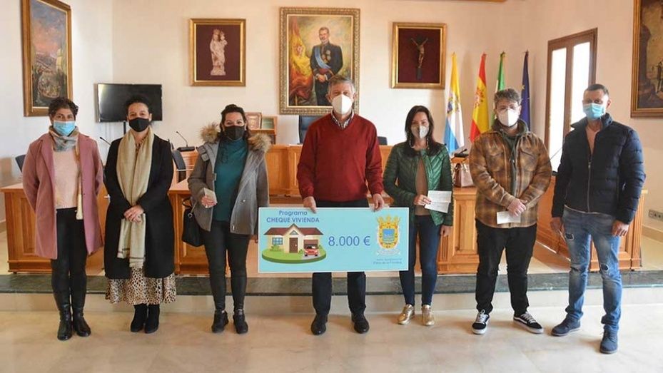 El Ayuntamiento de Palos entrega 50.000 euros a jóvenes de la localidad que han adquirido su primera vivienda