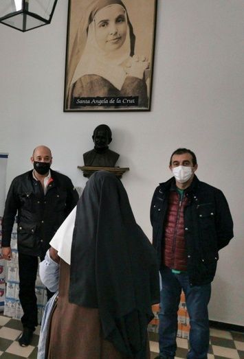 CSIF dona 350 kilos de alimentos a las Hermanas de la Cruz para ayudar a atender a las personas necesitadas que acuden a la Compañía
