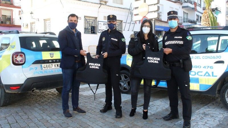 Nuevos chalecos antibalas y anticorte para los policías locales de Bollullos