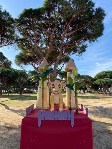 Destrozan una figura del Rey León en el parque de Mazagón