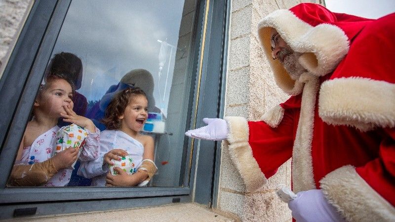 El Papá Noel de Holea lleva la ilusión a los niños del Hospital Juan Ramón Jiménez