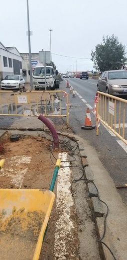 Instalan dos semáforos en Pozo del Camino para facilitar el paso a la farmacia o el colegio
