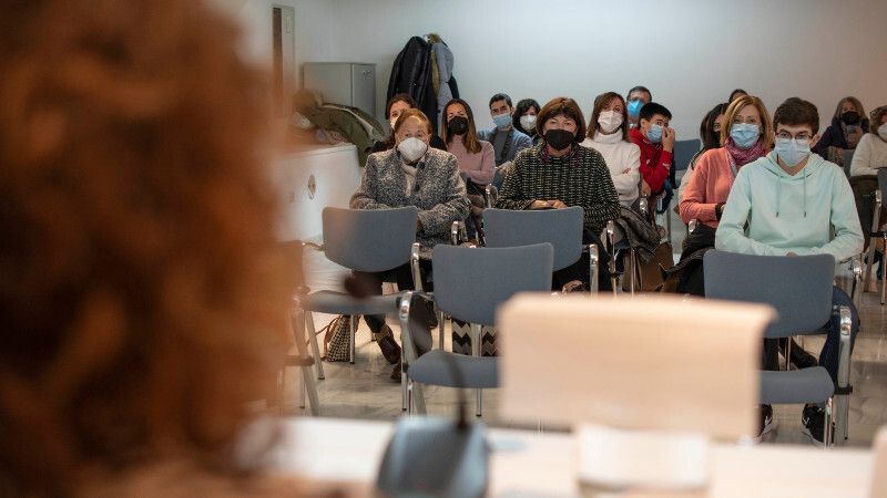 La onubense Lucía Enríquez presenta su tercer libro 'Hagamos que no esté tan claro'