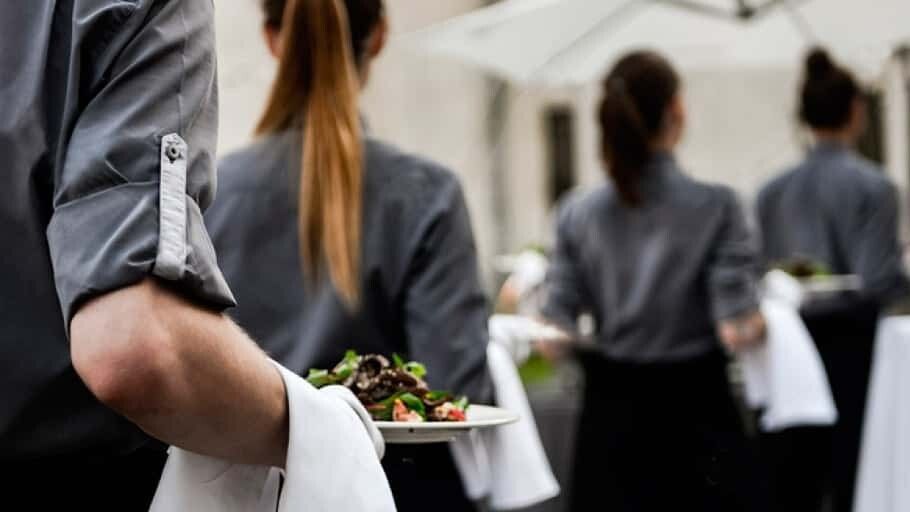 Una empresa hostelera busca a tres camareros de catering para trabajar en Hinojos