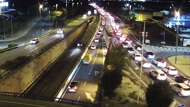 Un vehículo averiado provoca largas retenciones en el Puente del Odiel