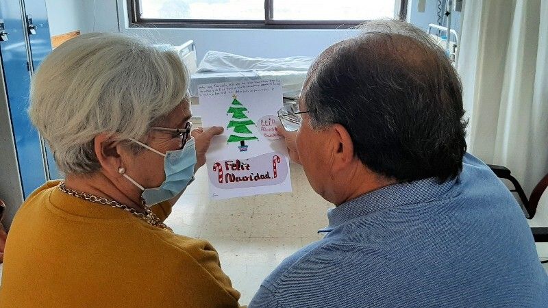 Niños de Lepe felicitan la Navidad con mensajes y dibujos a los profesionales y pacientes ingresados en el Hospital Infanta Elena