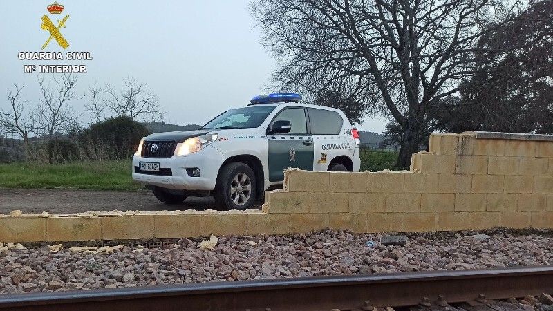 Investigan a dos personas por hurtar 13 metros de un muro de protección de la vía férrea para construir una parcela