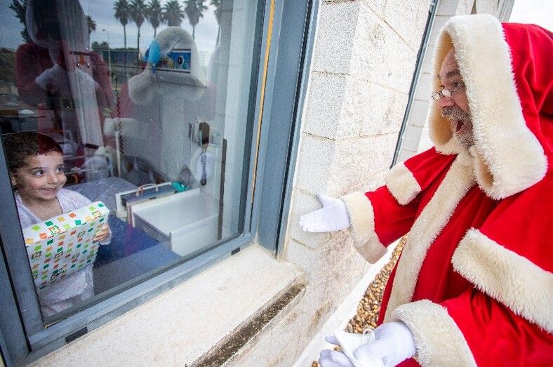 El Papá Noel de Holea lleva la ilusión a los niños del Hospital Juan Ramón Jiménez